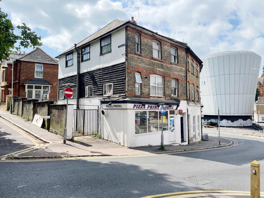 Lot: 20 - TWO-BEDROOM SECOND FLOOR FLAT -